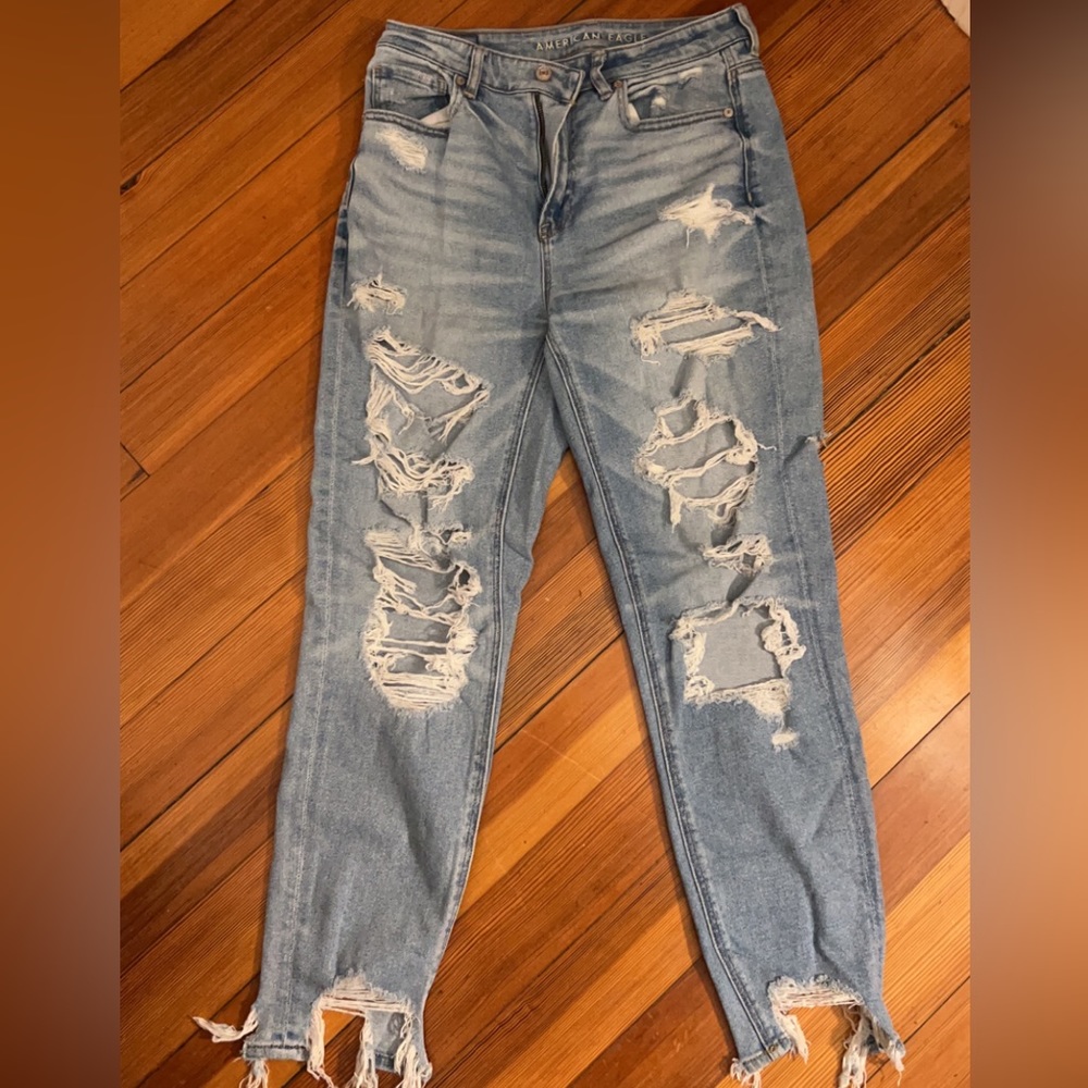 Ripped American eagle mom jean size 6